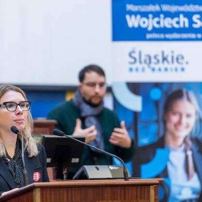 Formalna sesja Sejmiku Osób z Niepełnosprawnością Województwa Śląskiego z udziałem Moniki Sikory. (wygenerowano przez AI)