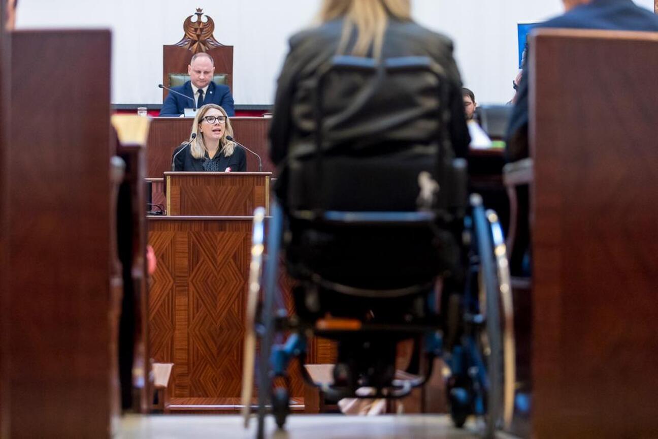 Sejmik Osób z Niepełnosprawnością Województwa Śląskiego podczas sesji. (wygenerowano przez AI)