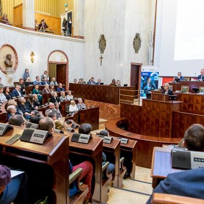 Formalna sesja Sejmiku Osób z Niepełnosprawnością Województwa Śląskiego, gdzie dyskutowane są kwestie dostępności dla osób z niepełnosprawnościami. (wygenerowano przez AI)