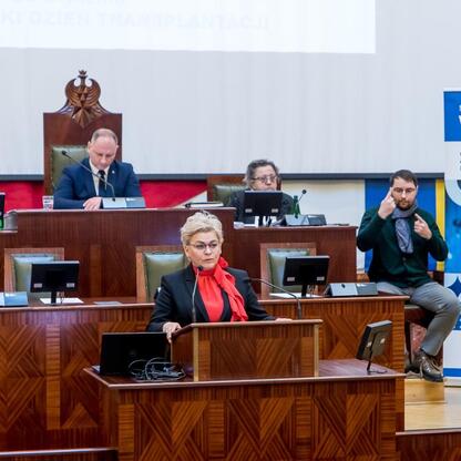 Formalna sesja Sejmiku Osób z Niepełnosprawnością Województwa Śląskiego, gdzie dyskutowano o dostępności dla osób z niepełnosprawnościami. (wygenerowano przez AI)