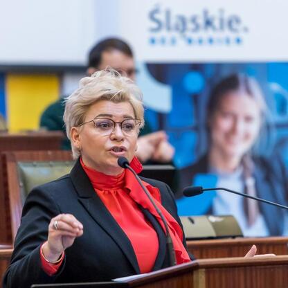 Monika Sikora, podsekretarz stanu, przemawia na sesji Sejmiku Osób z Niepełnosprawnością Województwa Śląskiego. (wygenerowano przez AI)