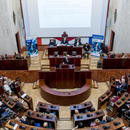 Formalna sesja Sejmiku Osób z Niepełnosprawnością Województwa Śląskiego, gdzie dyskutowane są problemy dostępu dla osób z niepełnosprawnościami. (wygenerowano przez AI)