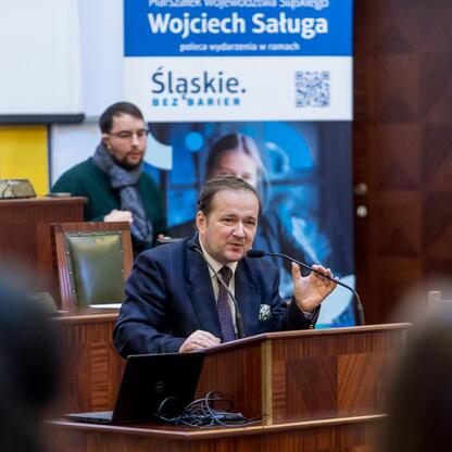 Formalna sesja Sejmiku Osób z Niepełnosprawnością Województwa Śląskiego z udziałem Moniki Sikory. (wygenerowano przez AI)