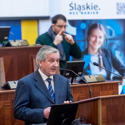 Formalne spotkanie Sejmiku Osób z Niepełnosprawnością Województwa Śląskiego, zwracające uwagę na dostępność i inkluzję. (wygenerowano przez AI)