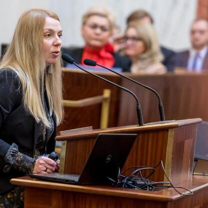 Monika Sikora przemawia na sesji Sejmiku Osób z Niepełnosprawnością Województwa Śląskiego. (wygenerowano przez AI)