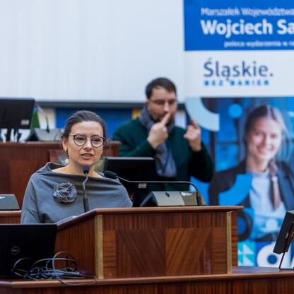 Wojewódzka sesja Sejmiku Osób z Niepełnosprawnością, gdzie dyskutowano o dostępie dla wszystkich. (wygenerowano przez AI)