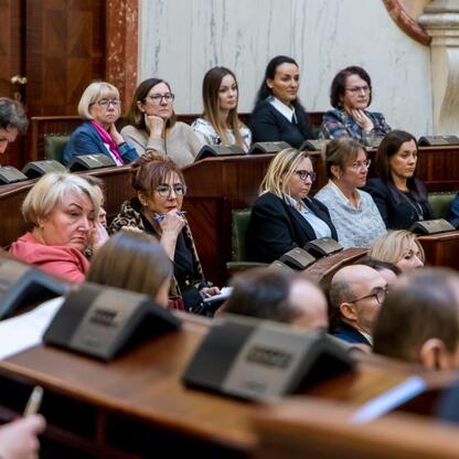 Sejmik Osób z Niepełnosprawnością Województwa Śląskiego podczas sesji. (wygenerowano przez AI)