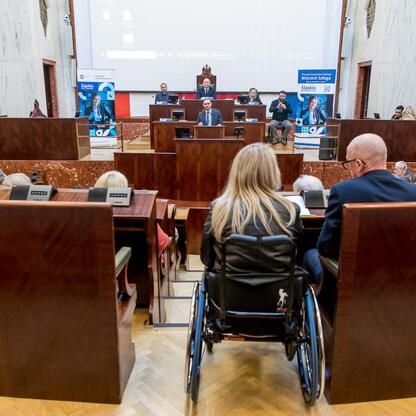 Formalna sesja Sejmiku Osób z Niepełnosprawnością Województwa Śląskiego z udziałem Moniki Sikory i Rafała Adamczyka. (wygenerowano przez AI)
