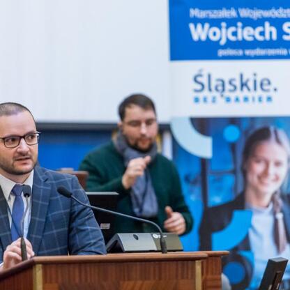 Sejmik Osób z Niepełnosprawnością Województwa Śląskiego podczas pierwszej sesji roku. Monika Sikora omawia znaczenie eliminacji barier dla osób z niepełnosprawnością. (wygenerowano przez AI)