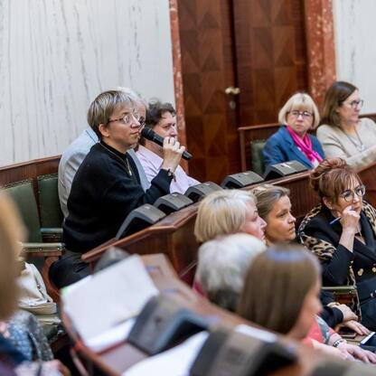 Formalne spotkanie w Sejmiku Osób z Niepełnosprawnością Województwa Śląskiego, gdzie dyskutowane są projekty dla osób z niepełnosprawnościami. (wygenerowano przez AI)