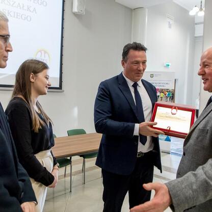Śląski Szkolny Związek Sportowy: uroczysta wręczenie nagród w Wojewódzkim Urzędzie Marszałkowskim. (wygenerowano przez AI)