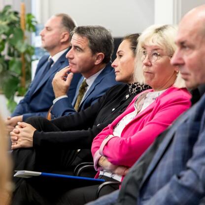Zdjęcie przedstawia uczestników Śląskiego Szkolnego Związku Sportowego podczas uroczystości w Urzędzie Marszałkowskim w Katowicach. (wygenerowano przez AI)