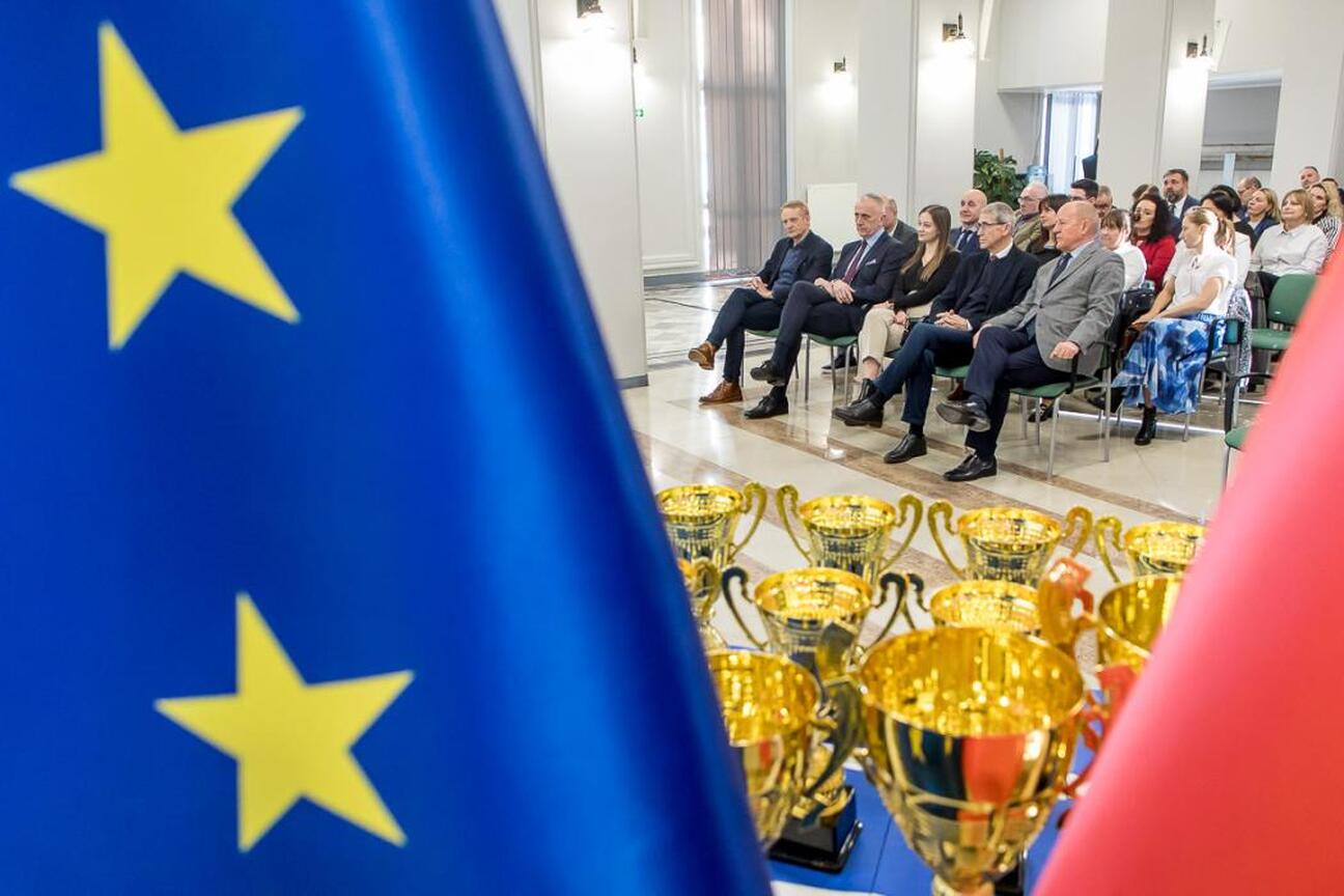 Grupa osób otrzymuje nagrody za sukcesy w programie "Śląskie Promuje Aktywność". (wygenerowano przez AI)