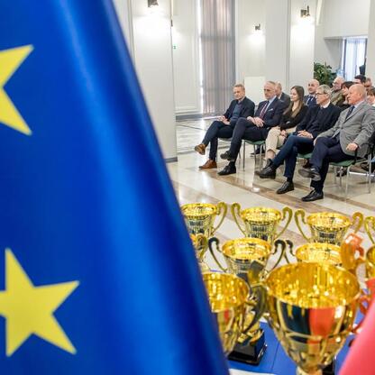 Wicemarszałek Leszek Pietraszek i uczestnicy przyznawania nagród w Wojewódzkim Urzędzie Marszałkowskim. (wygenerowano przez AI)