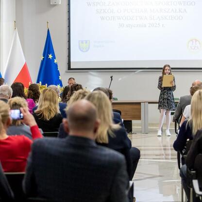 Wernisaż sportowy w Urzędzie Marszałkowskim Województwa Śląskiego, podsumowanie sukcesów szkół w Pucharze Marszałka. (wygenerowano przez AI)