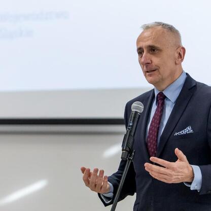 Wicemarszałek Leszek Pietraszek przemawia podczas uroczystości wojewódzkich w Katowicach, podsumowując wyniki sportowych zawodów szkolnych. (wygenerowano przez AI)
