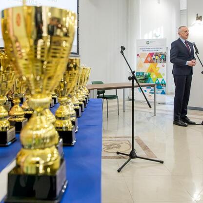Wicemarszałek Leszek Pietraszek przemawia na uroczystości w Urzędzie Marszałkowskim Województwa Śląskiego w Katowicach, podsumowując wyniki Pucharu Marszałka Województwa Śląskiego. (wygenerowano przez AI)