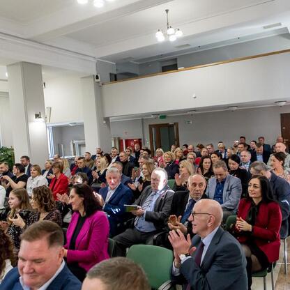Uczestnicy uroczystości w Urzędzie Marszałkowskim Województwa Śląskiego, podsumowują wyniki sportowego współzawodnictwa szkół. (wygenerowano przez AI)