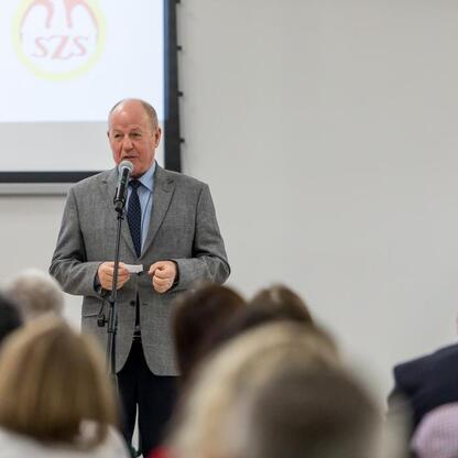 W konferencji Śląskiego Szkolnego Związku Sportowego uczestniczy wicemarszałek Leszek Pietraszek. (wygenerowano przez AI)