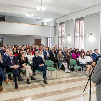 Wicemarszałek Leszek Pietraszek przemawia na uroczystości w Silesia Voivodeship Marshal's Office, podsumowując wyniki sportowych zawodów szkół. (wygenerowano przez AI)