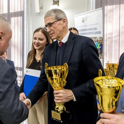 Uczestnicy nagradzani za sukcesy w sportach szkolnych w Silesia. (wygenerowano przez AI)