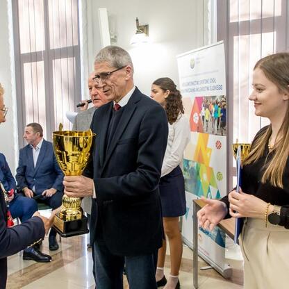 Wernisaż nagród dla najlepszych szkół o Puchar Marszałka Województwa Śląskiego. (wygenerowano przez AI)