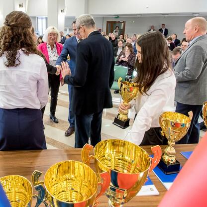 Śląski Szkolny Związek Sportowy nagradza uczestników zawodów sportowych w Urzędzie Marszałkowskim. (wygenerowano przez AI)