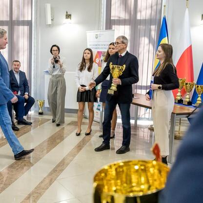 Formalna uroczystość w Urzędzie Marszałkowskim Województwa Śląskiego w Katowicach, podsumowująca wyniki sportowych zawodów szkolnych. (wygenerowano przez AI)