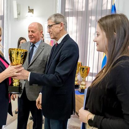 Uroczystość wręczenia nagród wojewódzkim szkolnym sportowcom w Katowicach. (wygenerowano przez AI)