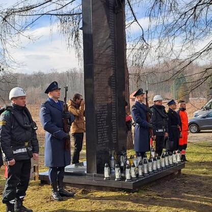 Zapomniany pomnik upamiętniający ofiary katastrofy budowlanej w Katowicach. (wygenerowano przez AI)
