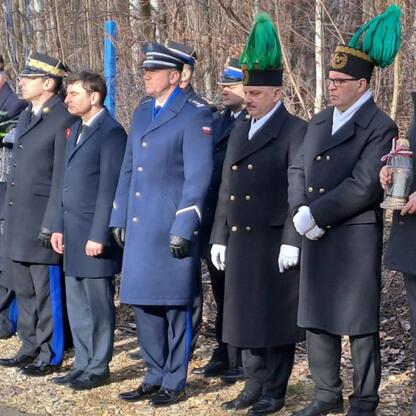 Członek Zarządu Województwa Śląskiego Rafał Adamczyk uczestniczy w uroczystości upamiętniającej rocznicę katastrofy budowlanej w hali MTK. (wygenerowano przez AI)