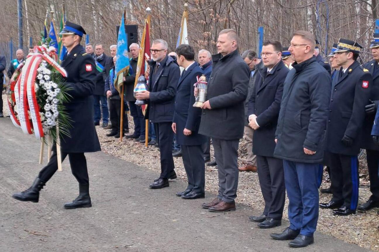 Zapomniany pomnik upamiętniający ofiary katastrofy budowlanej w MTK Hall. (wygenerowano przez AI)