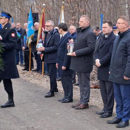 Członek Zarządu Województwa Śląskiego Rafał Adamczyk uczestniczy w uroczystości upamiętniającej ofiary katastrofy budowlanej z 1997 roku. (wygenerowano przez AI)