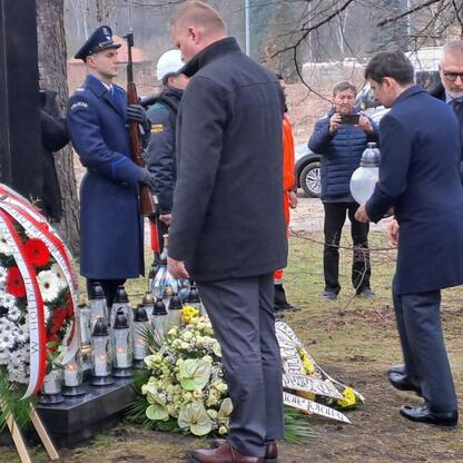 Zapomniany pomnik upamiętniający ofiary katastrofy budowlanej w MTK Hall. (wygenerowano przez AI)