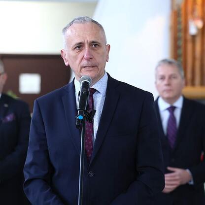 Marszałek Wojciech Saługa i wicemarszałek Leszek Pietraszek na uroczystości w Gliwicach, związanych z transformacją terenu po szybie Bojko. (wygenerowano przez AI)