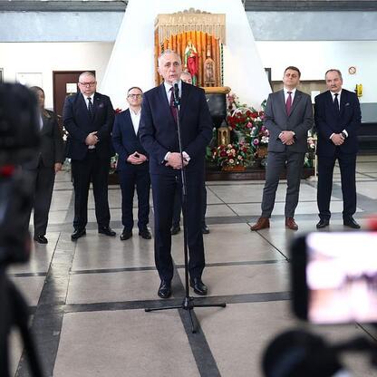Formalna konferencja prasowa w Gliwicach, w której uczestniczą wicemarszałkowie Województwa Śląskiego i przedstawiciele Kolei Śląskich oraz Polskiej Grupy Górniczej. (wygenerowano przez AI)
