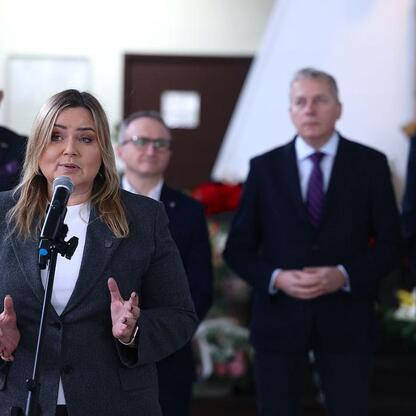 Wojciech Saługa, marszałek województwa, przemawia na konferencji prasowej o transformacji terenu byłej kopalni w Gliwicach. (wygenerowano przez AI)