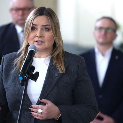 Województwo Śląskie: transformacja przemysłowego terenu kopalni Sosnica w nowoczesną bazę kolejową. (wygenerowano przez AI)