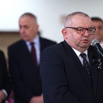 Wicemarszałek Leszek Pietraszek przemawia na konferencji prasowej o transformacji terenu w Gliwicach, związany z nowoczesnymi bazami kolejowymi dla Kolei Śląskich. (wygenerowano przez AI)