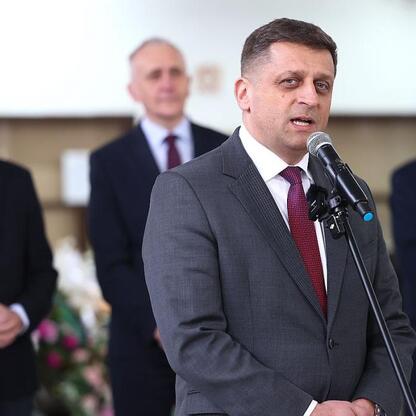 Marszałek Wojciech Saługa i wicemarszałkowie Leszek Pietraszek i Grzegorz Boski podczas konferencji prasowej o transformacji terenu w Gliwicach. (wygenerowano przez AI)
