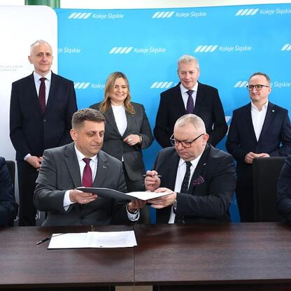 Formalne podpisywanie listu intencyjnego dotyczącego transformacji terenu kopalni Sosnica w Gliwicach, z udziałem Wojciecha Saługi, Leszka Pietraszka i Grzegorza Boskiego. (wygenerowano przez AI)
