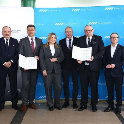 Marszałek Wojciech Saługa, wicemarszałkowie Leszek Pietraszek i Grzegorz Boski, oraz przedstawiciele Kolei Śląskich i Polskiej Grupy Górniczej podpisują list intencyjny w Gliwicach, dotyczący transfor (wygenerowano przez AI)