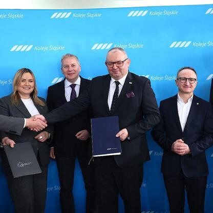 Grupa przedstawicieli Kolei Śląskich i Polskiej Grupy Górniczej podpisuje list intencyjny w Gliwicach, dotyczący transformacji terenu kopalni Sosnica. (wygenerowano przez AI)