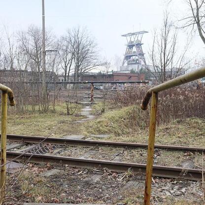 Abandoned industrial site, former coal mine, undergoing transformation into a modern railway base for Koleje Śląskie. (wygenerowano przez AI)