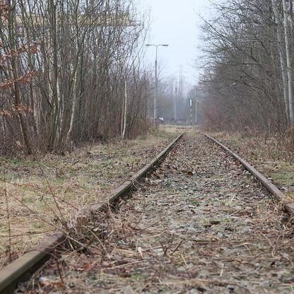 Abandoned railway track in former industrial area, now undergoing revitalization. (wygenerowano przez AI)