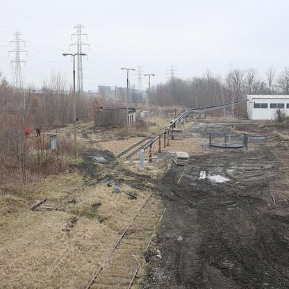 Abandoned industrial site in Gliwice, former coal mining operations, now being repurposed for a new railway base by Koleje Śląskie. (wygenerowano przez AI)