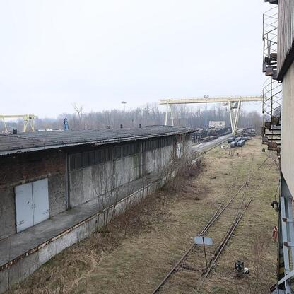 Przemysłowe przekształcenie terenu po szybie Bojków w nowoczesną bazę kolejową dla Kolei Śląskich. (wygenerowano przez AI)