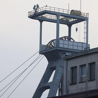 Nowoczesna infrastruktura kolejowa w Gliwicach, przekształcająca teren dawnej kopalni na nowoczesną bazę dla taboru Kolei Śląskich. (wygenerowano przez AI)