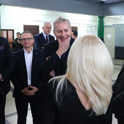 Grupa oficjalnych i przedstawicieli z Kolei Śląskich i Polskiej Grupy Górniczej na spotkaniu w Gliwicach, omawiając transformację terenu Bojków. (wygenerowano przez AI)
