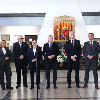 Oficjalna uroczystość podpisania listu intencyjnego w Gliwicach, związana z transformacją terenu Bojków w nowoczesną bazę dla Kolei Śląskich. (wygenerowano przez AI)